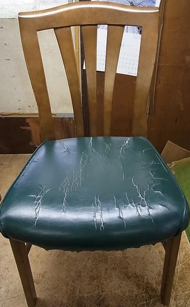 合皮椅子ひび割れ張替え修理前１